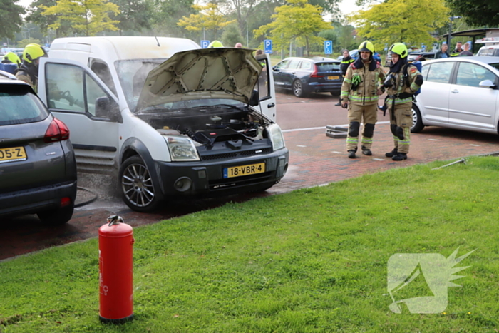 Geparkeerde bestelbus uitgebrand