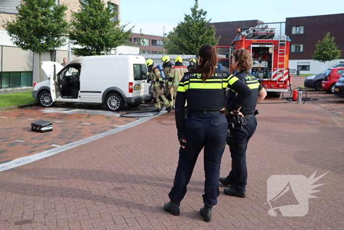 Geparkeerde bestelbus uitgebrand