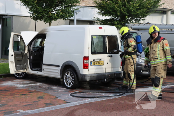 Geparkeerde bestelbus uitgebrand