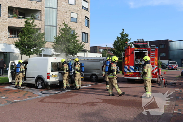 Geparkeerde bestelbus uitgebrand