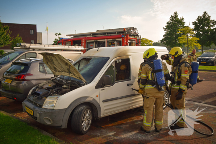 Geparkeerde bestelbus uitgebrand