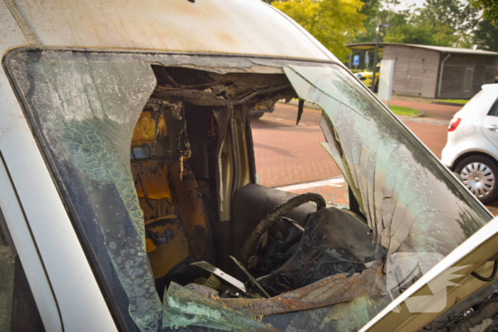 Geparkeerde bestelbus uitgebrand