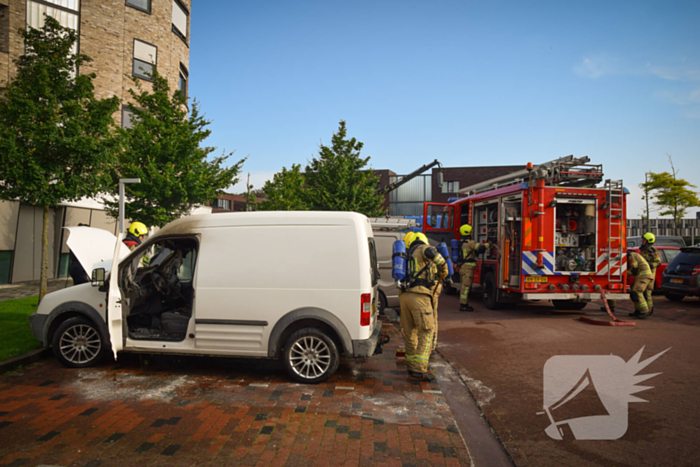 Geparkeerde bestelbus uitgebrand