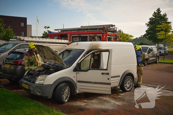 Geparkeerde bestelbus uitgebrand