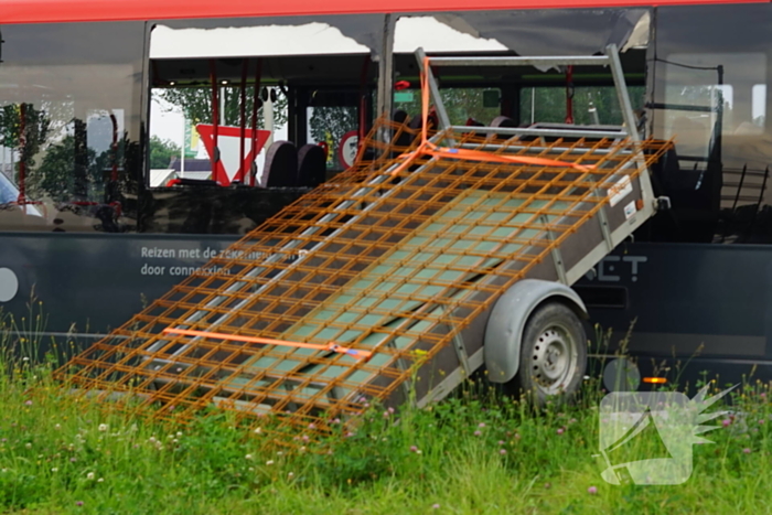 Aanhangwagen boort zich in lijnbus