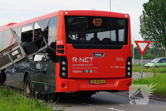 Aanhangwagen boort zich in lijnbus