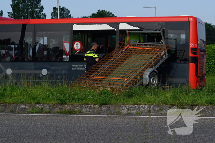 Aanhangwagen boort zich in lijnbus