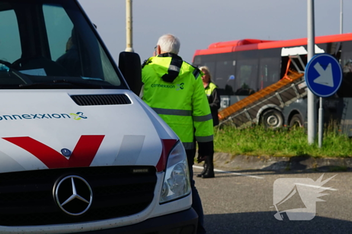 Aanhangwagen boort zich in lijnbus