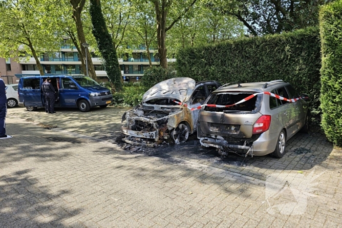 Na dagen van onrust, twee auto's afgebrand