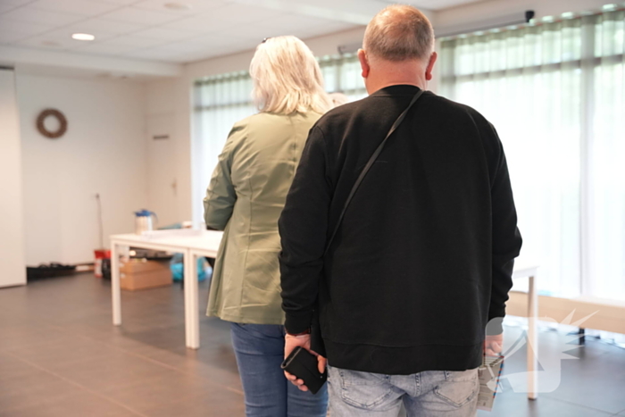 In de rij bij de stembureau in kerkgebouw