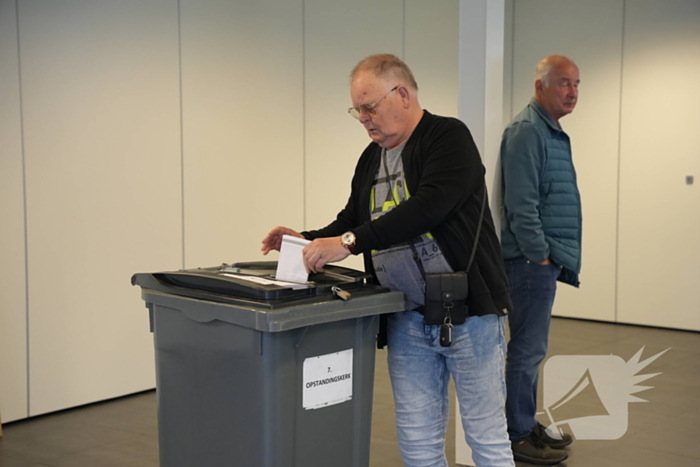 In de rij bij de stembureau in kerkgebouw