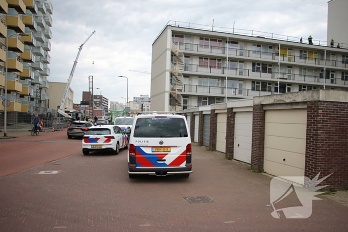 Persoon zwaargewond nadat hamer van grote hoogte valt