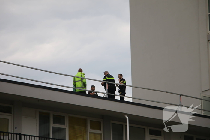 Persoon zwaargewond nadat hamer van grote hoogte valt