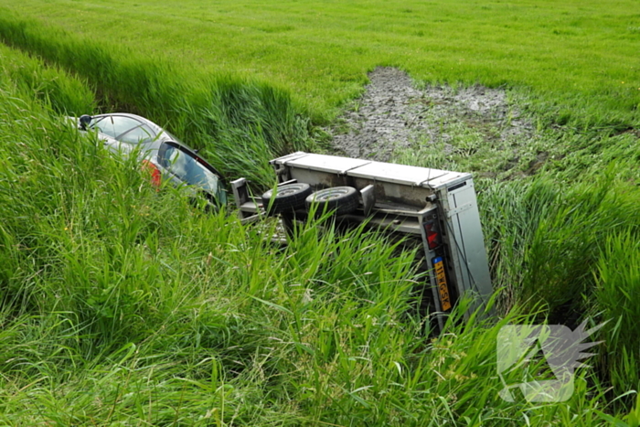 Auto met aanhanger belandt in sloot