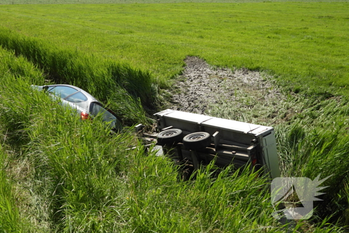 Auto met aanhanger belandt in sloot