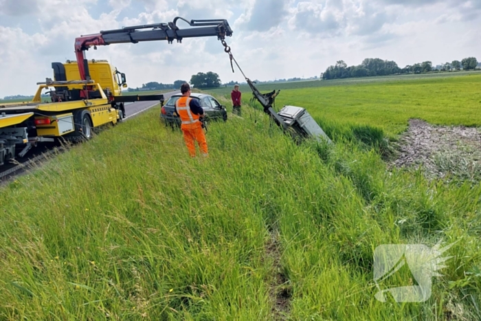 Auto met aanhanger belandt in sloot