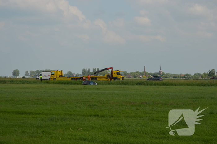 Auto met aanhanger belandt in sloot