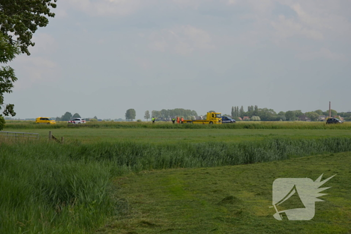 Auto met aanhanger belandt in sloot