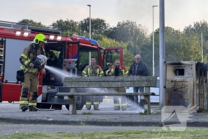 Brandweer blust brand in afvalbak