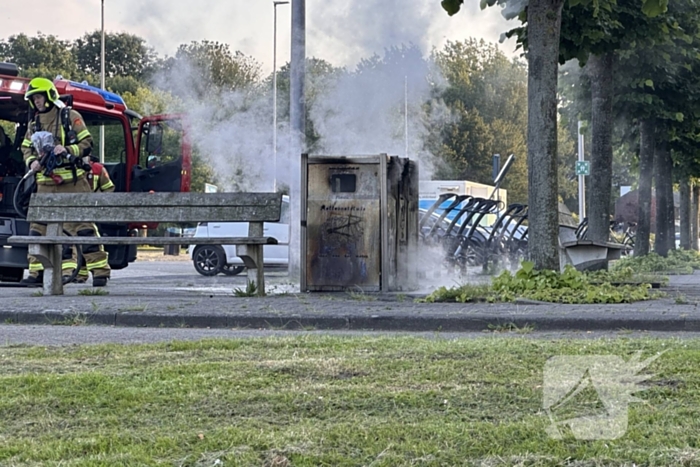 Brandweer blust brand in afvalbak