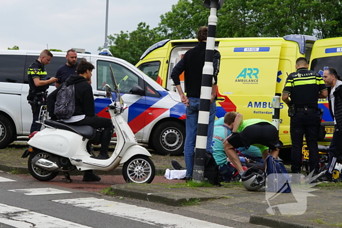 Scooterrijder gewond bij aanrijding met bestelbus