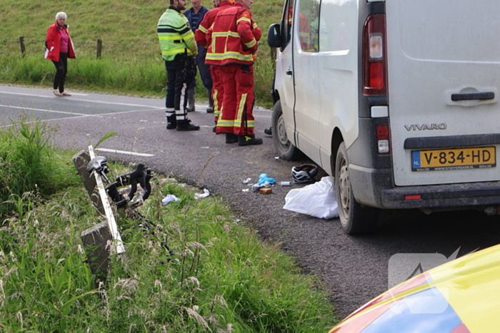 Wielrenner gewond bij botsing met bestebus