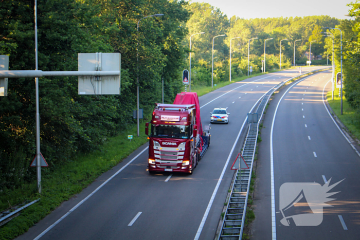 Te hoog beladen vrachtwagen botst tegen viaduct