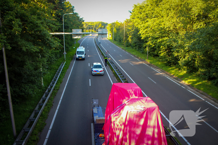 Te hoog beladen vrachtwagen botst tegen viaduct