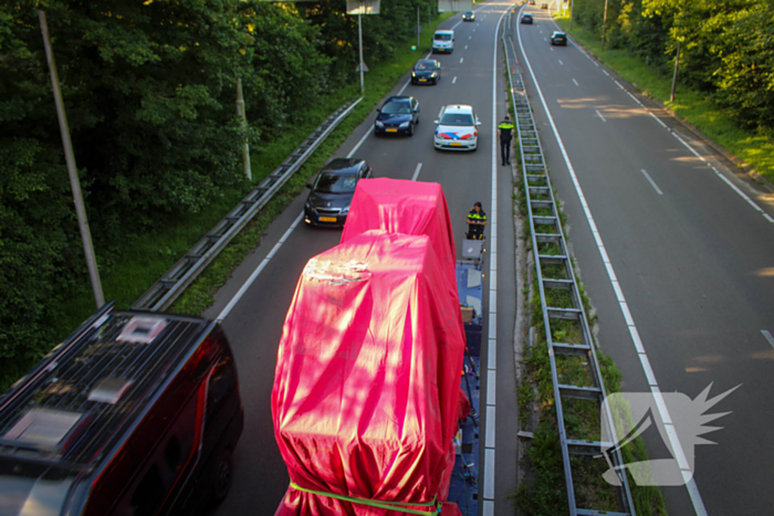 Te hoog beladen vrachtwagen botst tegen viaduct