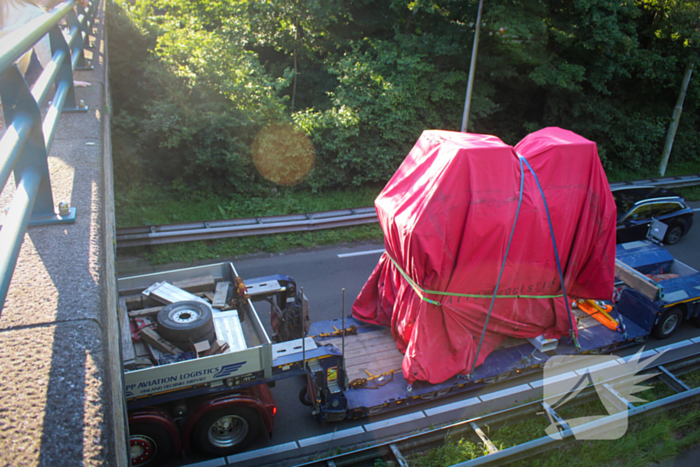 Te hoog beladen vrachtwagen botst tegen viaduct