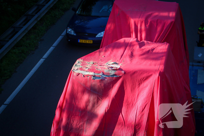 Te hoog beladen vrachtwagen botst tegen viaduct