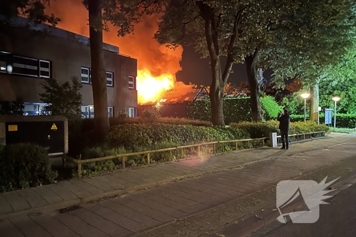 Grote uitslaande brand in pand