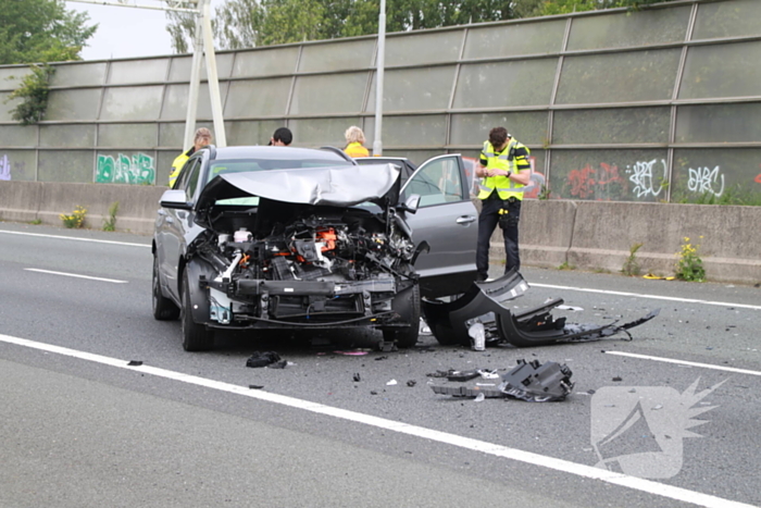 Fikse schade bij kop-staartbotsing op snelweg