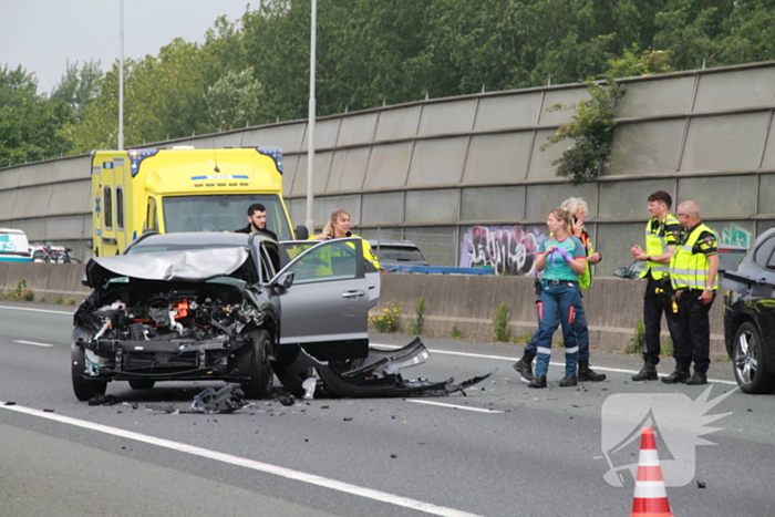 Fikse schade bij kop-staartbotsing op snelweg