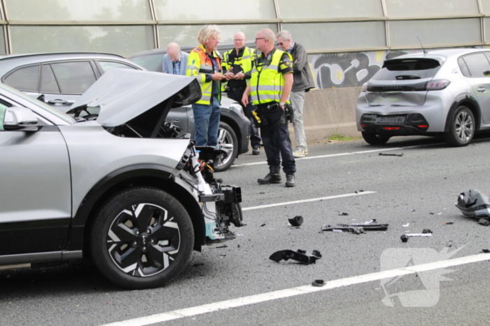 Fikse schade bij kop-staartbotsing op snelweg