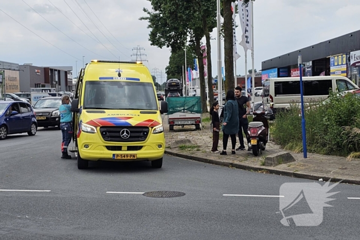 Scooterrijdster geschept door automobilist