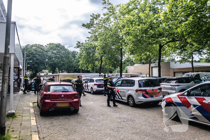 Politie valt woning binnen nadat persoon met nepvuurwapen op balkon verschijnt