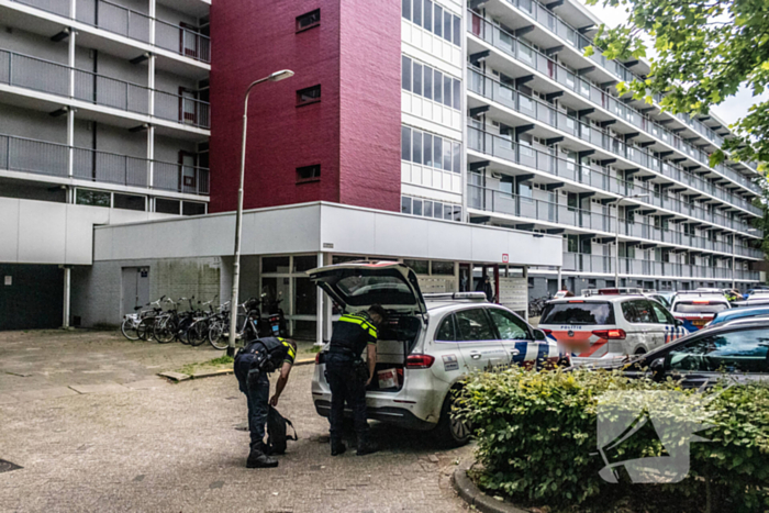 Politie valt woning binnen nadat persoon met nepvuurwapen op balkon verschijnt