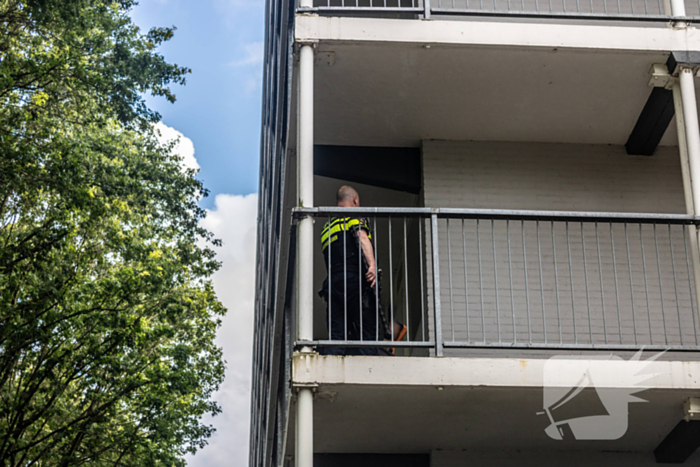 Politie valt woning binnen nadat persoon met nepvuurwapen op balkon verschijnt