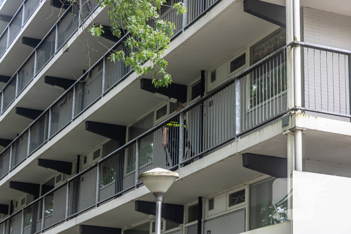 Politie valt woning binnen nadat persoon met nepvuurwapen op balkon verschijnt