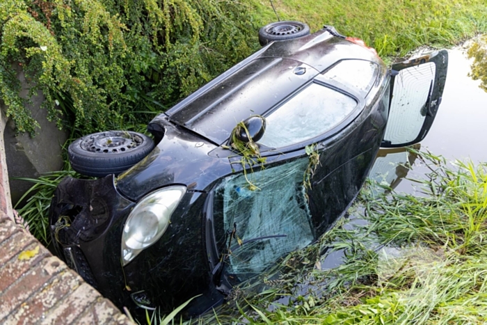 Automobilist raakt van de weg belandt in sloot