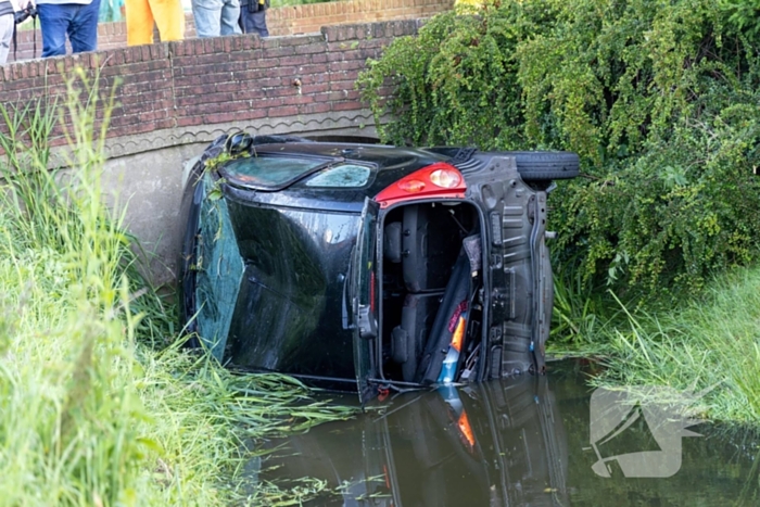 Automobilist raakt van de weg belandt in sloot