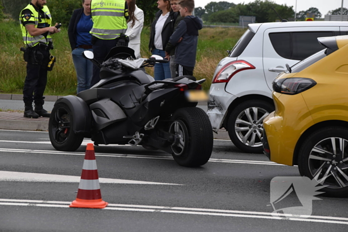 Driewiel motor rijder botst achterop twee auto's