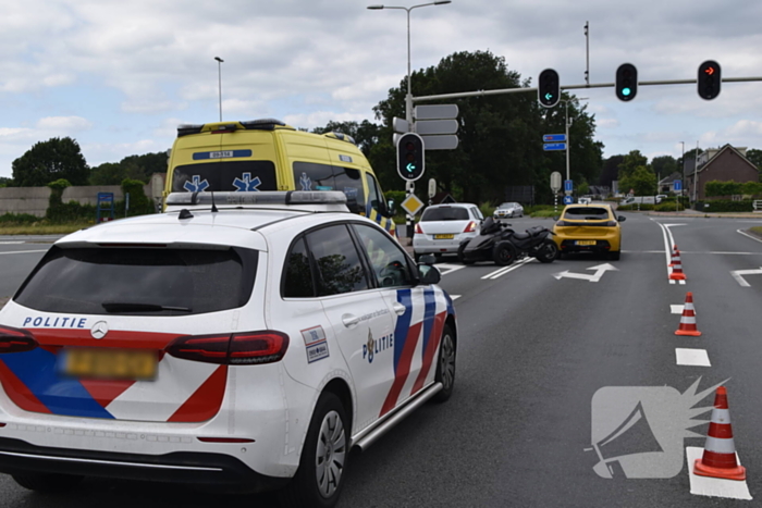 Driewiel motor rijder botst achterop twee auto's