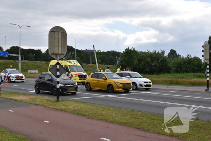 Driewiel motor rijder botst achterop twee auto's