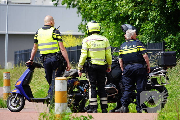 Scooterrijder belandt in sloot tijdens achtervolging