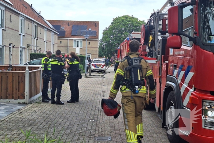 Brandweer blust brand op zolder