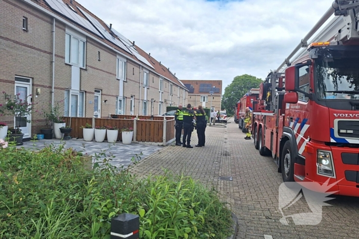 Brandweer blust brand op zolder