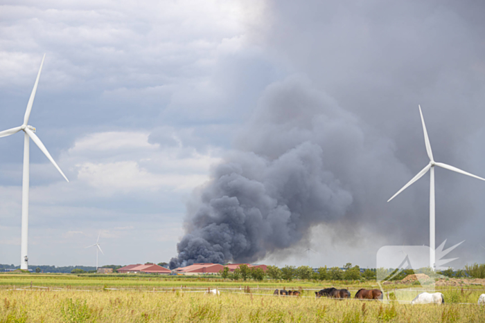 Grote zwarte wolken bij brand in landbouwschuren