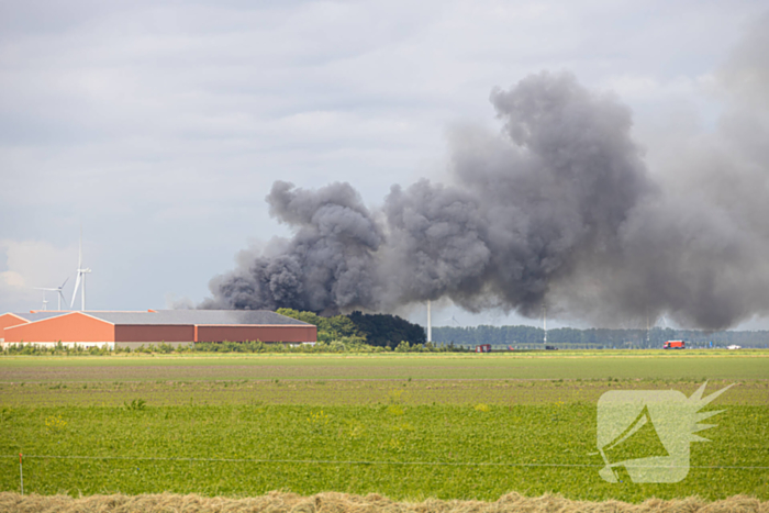 Grote zwarte wolken bij brand in landbouwschuren